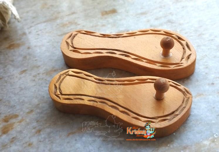 Traditional Papdi Wood Khadau Paduka with Toe